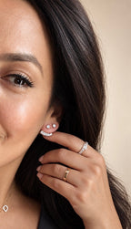 2-Way oorbellen met ronde lab-grown diamanten gedragen met ear jacket langs de oorlel
